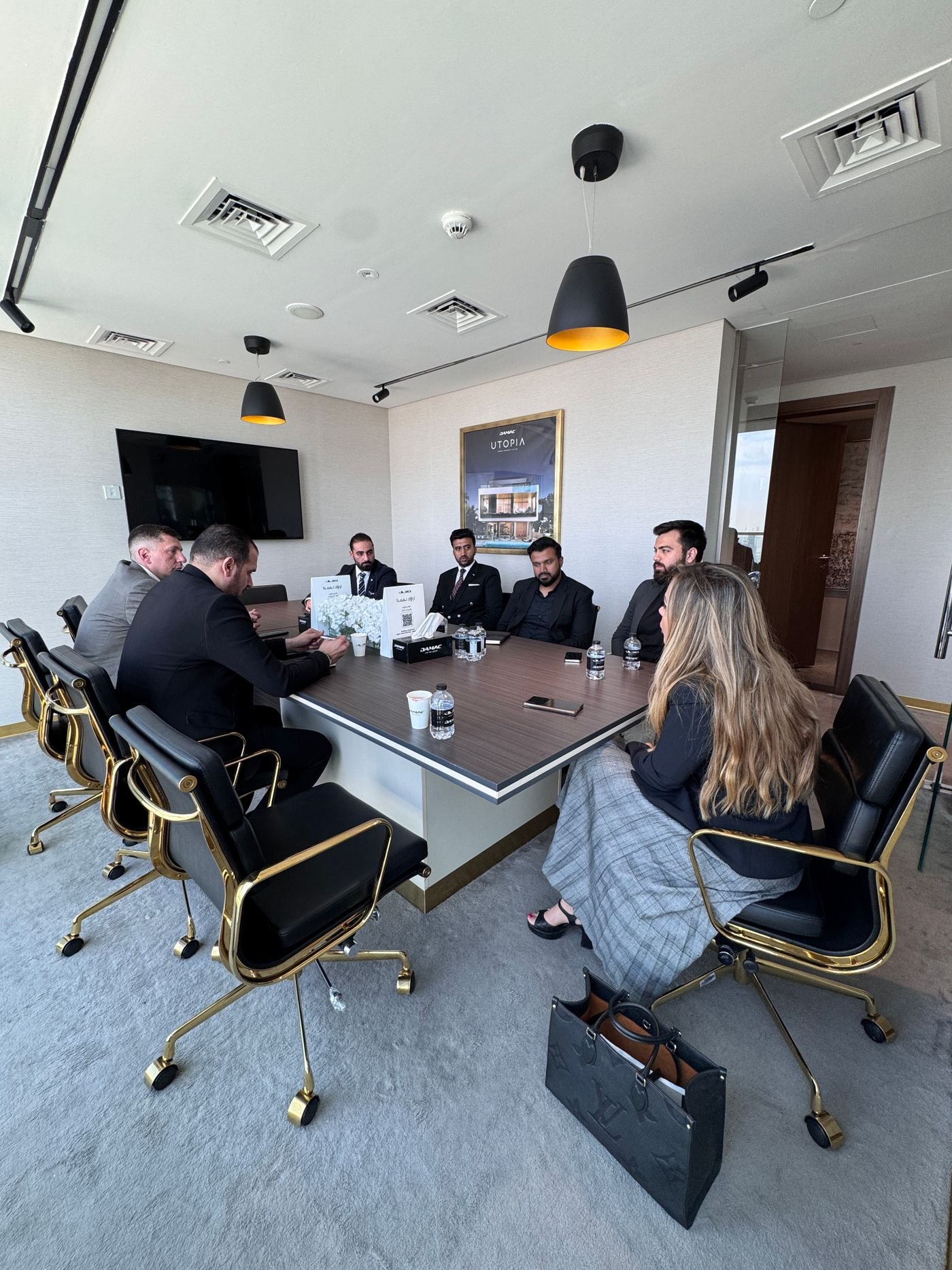 Executivos reunidos para discutir soluções corporativas