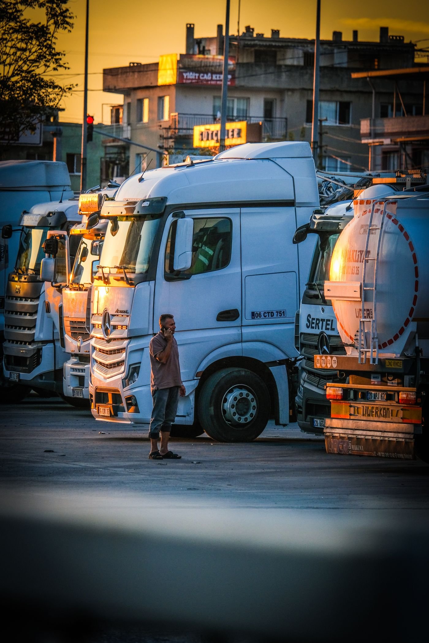 Frota de caminhões de uma operação logística