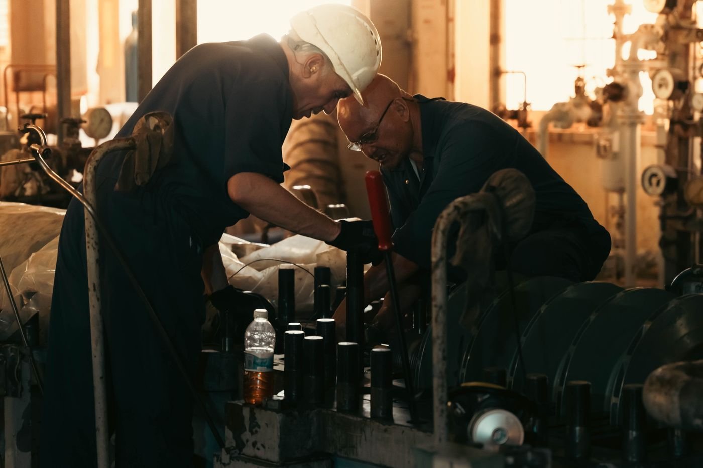 Especialistas trabalhando em uma instalação industrial