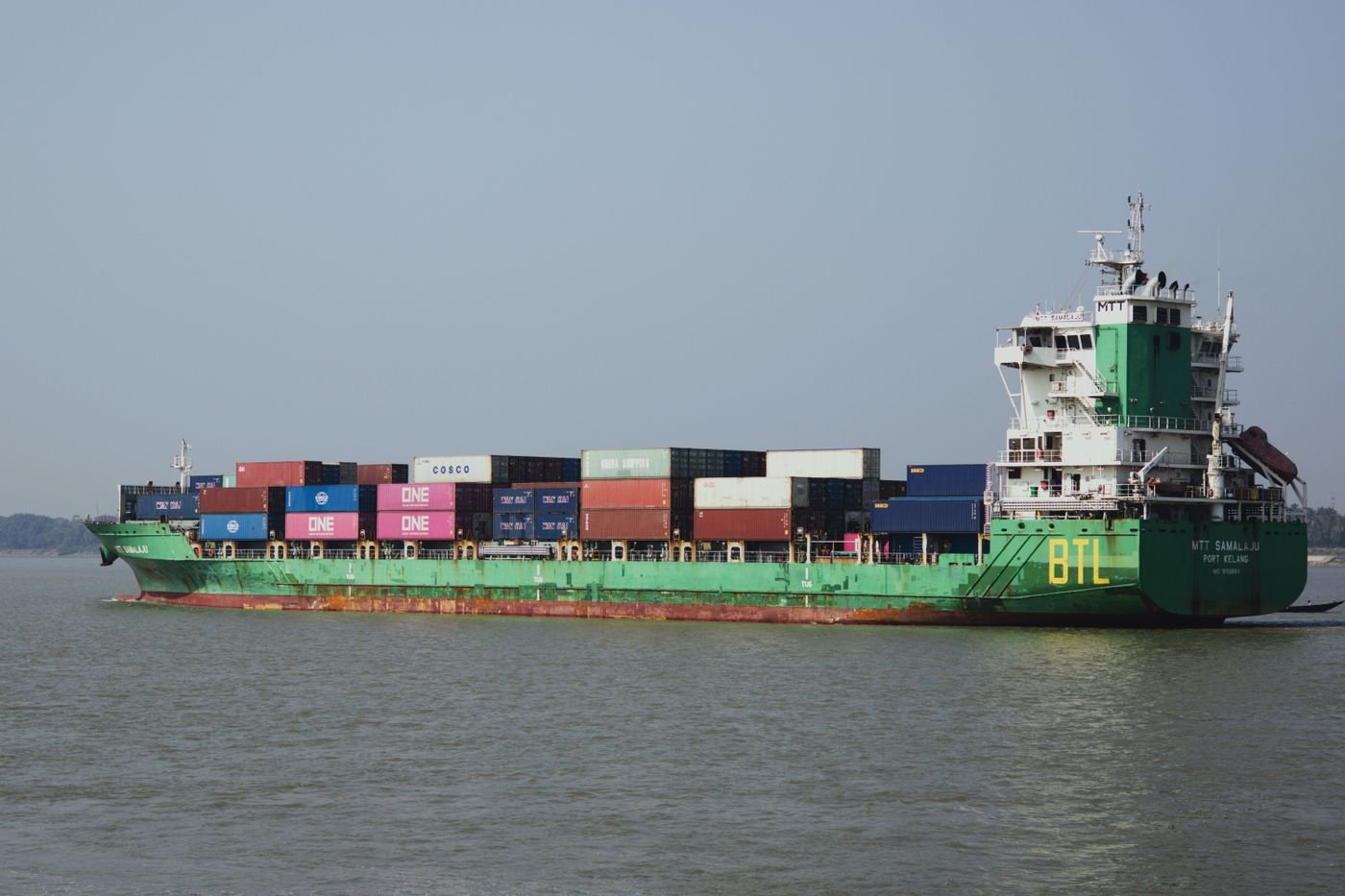 Navio transportando cargas em contêineres